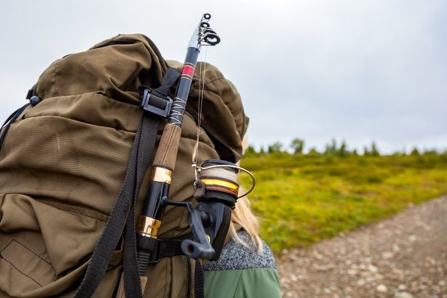 Fishing-backpack-with-rod